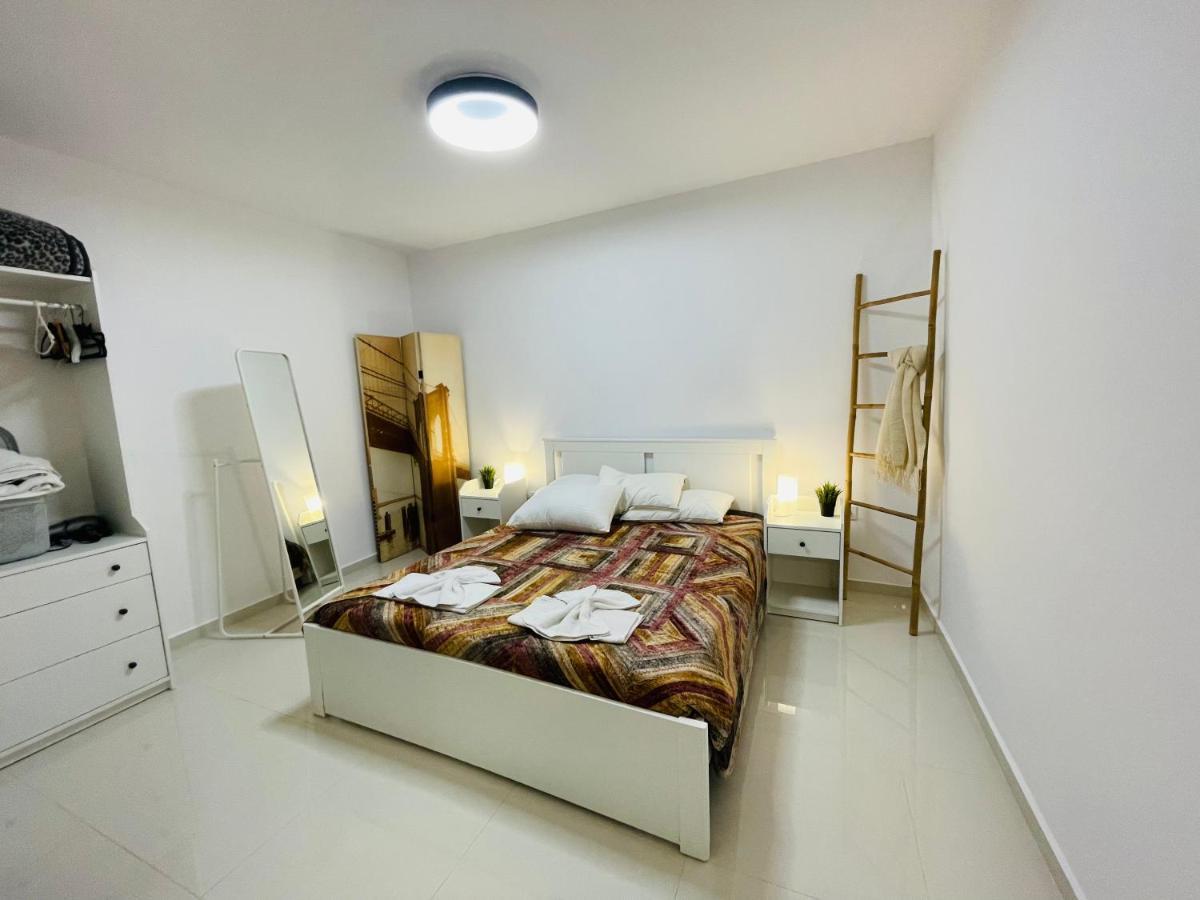 Haris White Apartment Roussospition Exterior photo